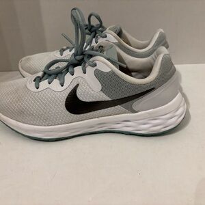 Nike women’s 8.5 running shoes